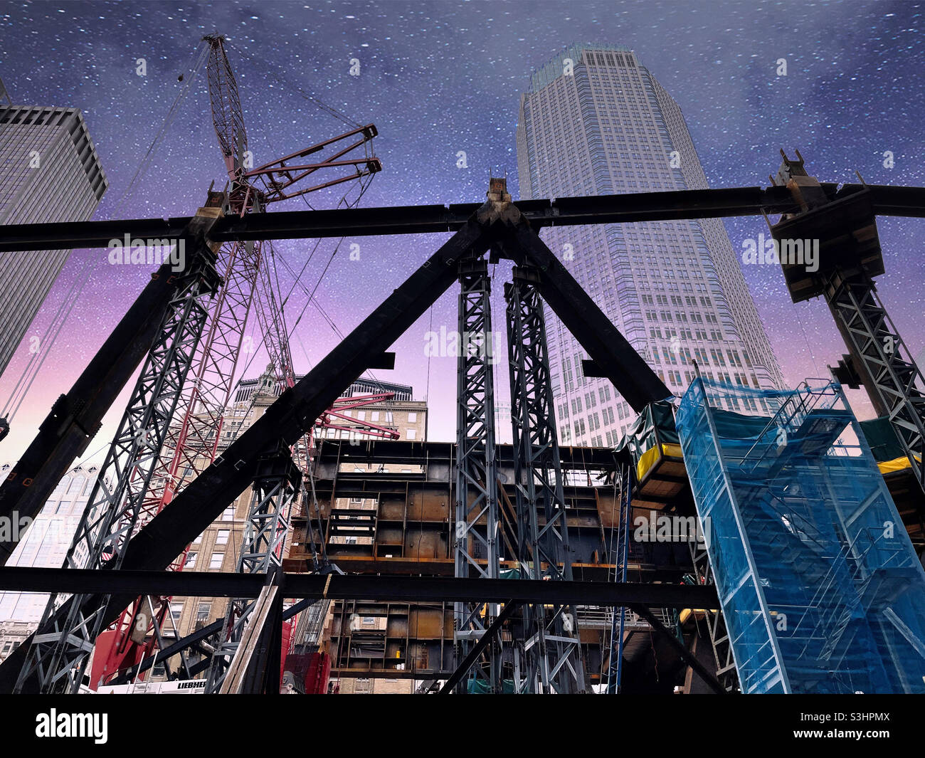 Il grande cantiere di Midtown Manhattan presenta una gru di alto livello in giardinieri d'acciaio, NYC, USA, 2021 - Immagine stock catturata con smartphone
