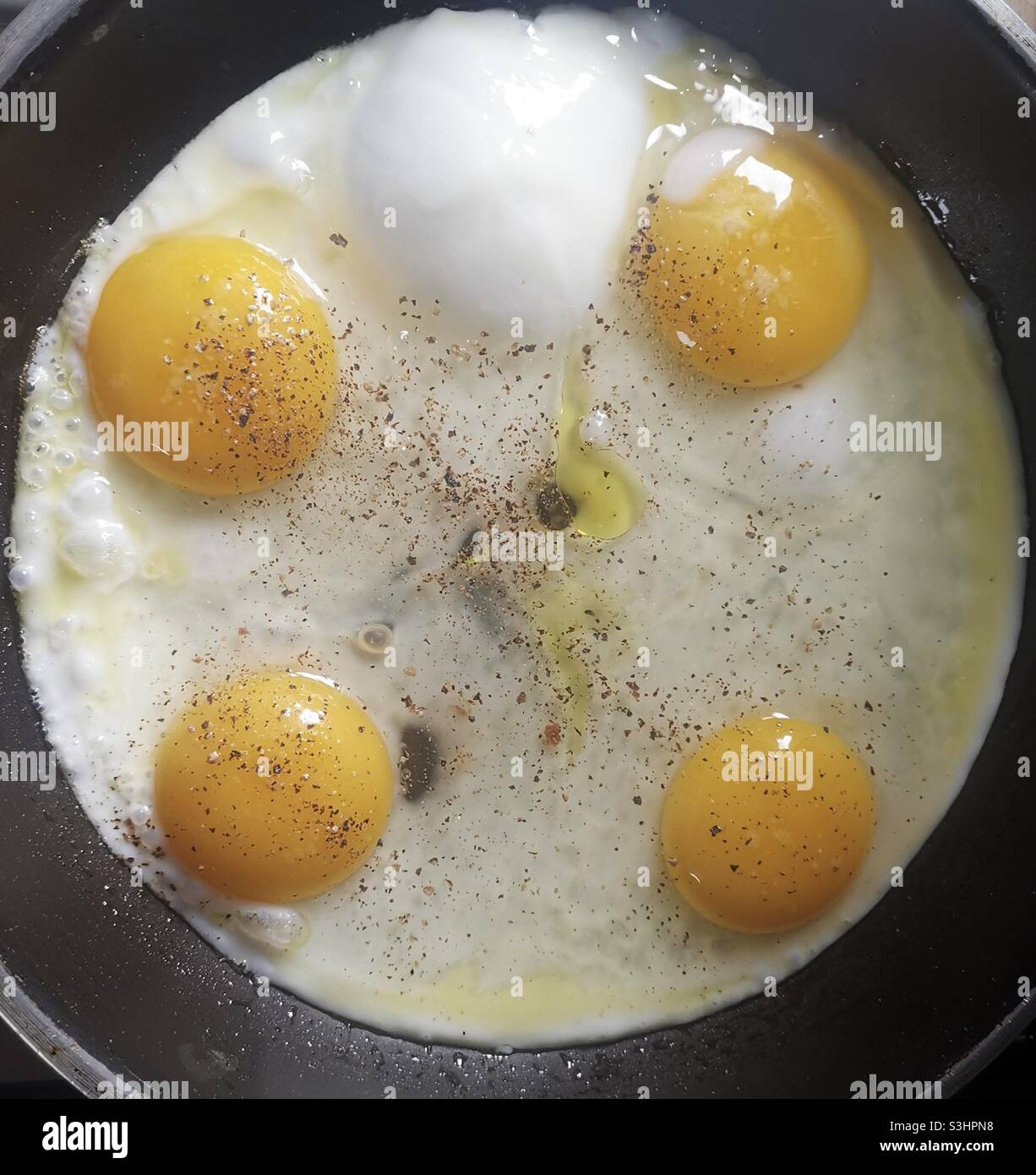 Cucina Sunny Side su uova per la colazione. Foto Stock