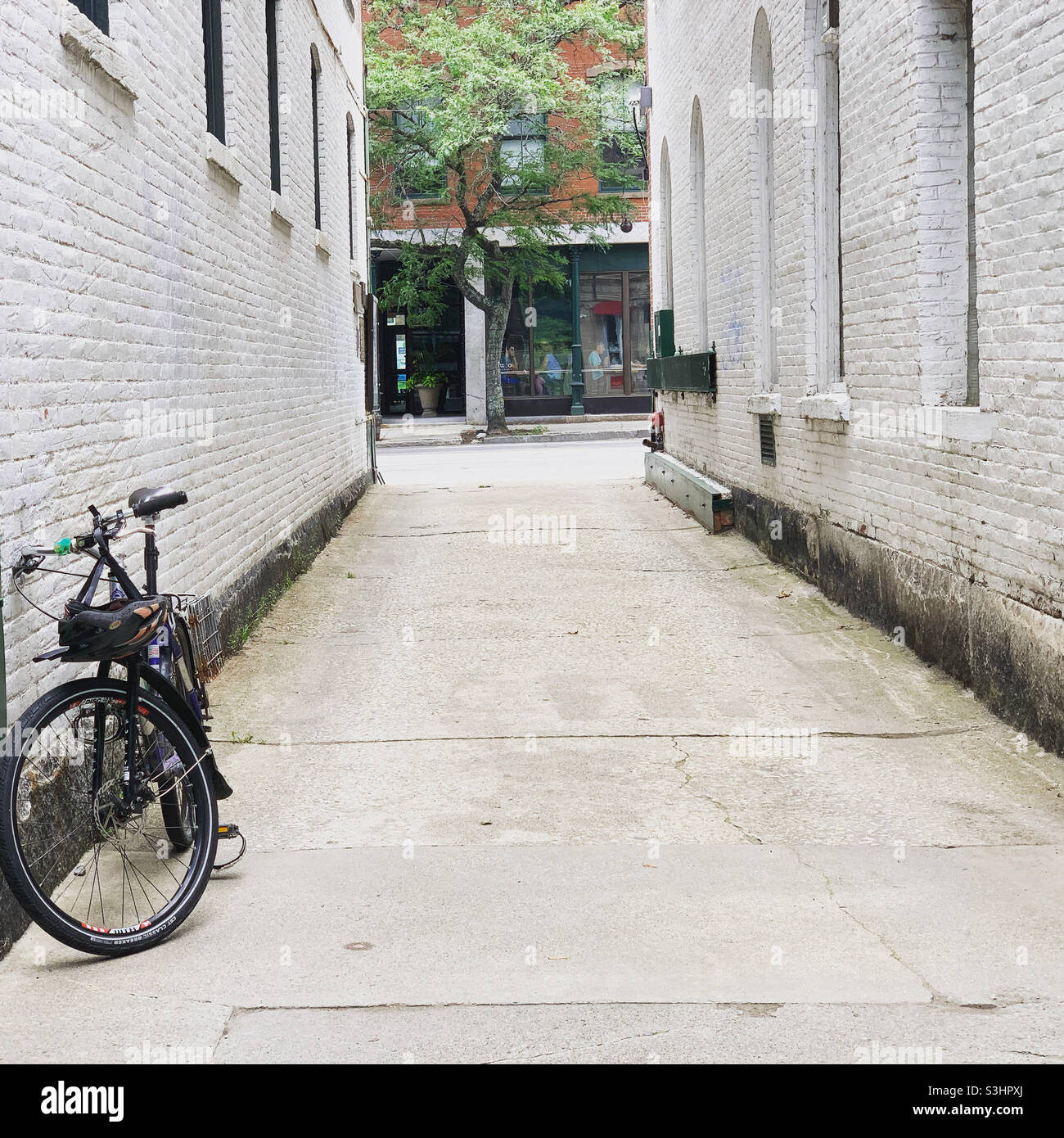 Una bicicletta tra due edifici a Brattleboro, Vermont, Stati Uniti Foto Stock