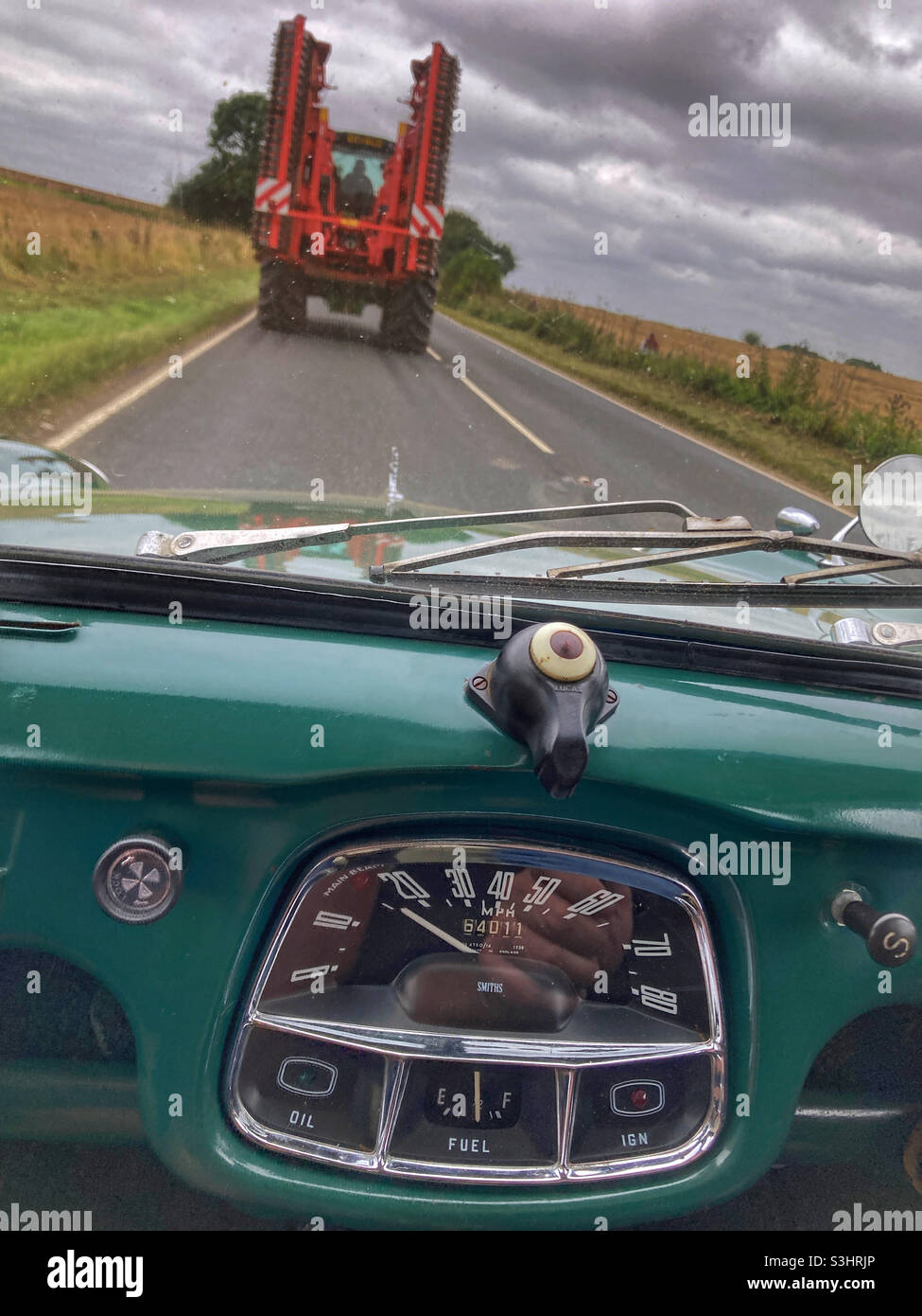 Austin A30 bloccato dietro un trattore - Immagine stock catturata con smartphone