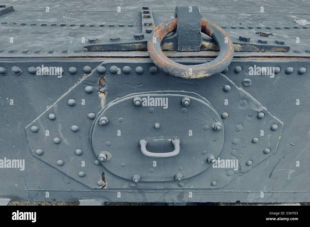 coperchio avvitato su piastra rivettata con anello in acciaio Foto stock -  Alamy