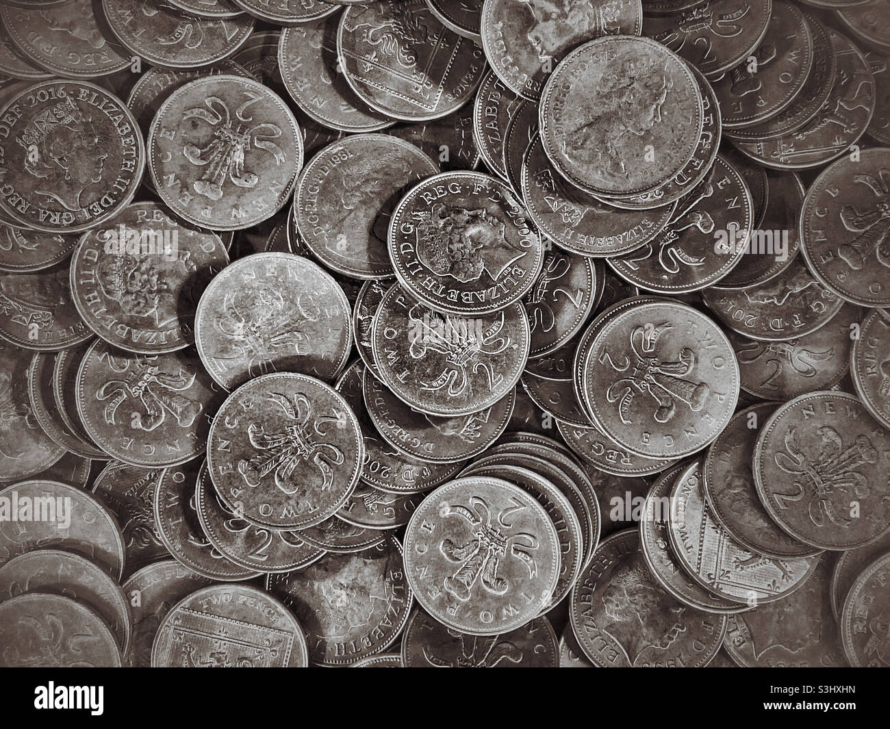 Immagine overhead (Flat Lay) di una selezione di monete britanniche da 2 pence. Uno dei preferiti in una zona di divertimento con una sala giochi per un centesimo! Foto ©️ COLIN HOSKINS. - Immagine stock catturata con smartphone