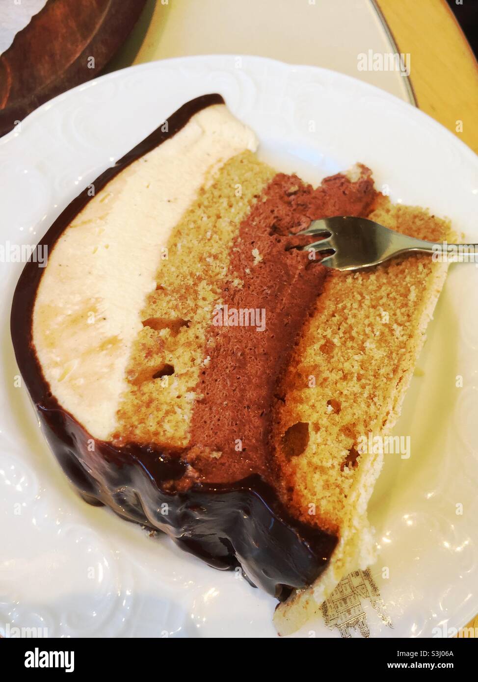 Pezzo di strato di cioccolato torta - Immagine stock catturata con smartphone