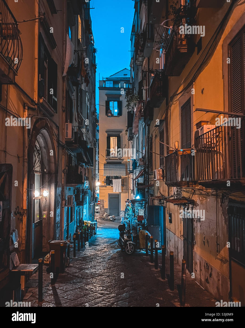 Camminando attraverso la città di Napoli di notte Foto stock - Alamy