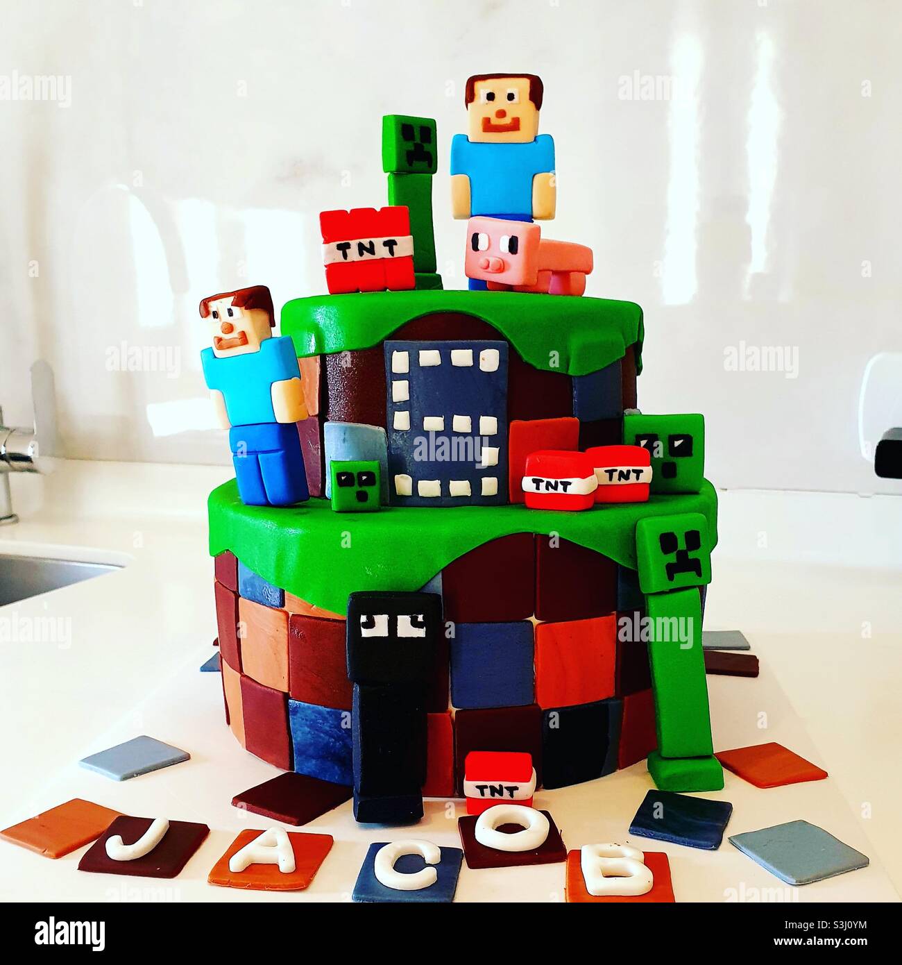 Torta di compleanno Minecraft ragazzo di 5 anni Foto stock - Alamy