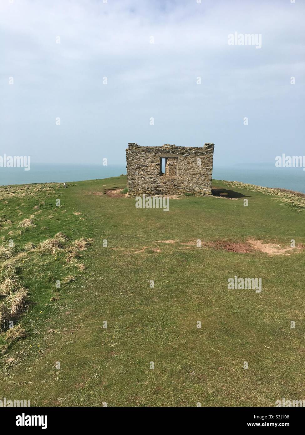 Edificio in rovina sulla cima di una collina, con vista sul mare Foto Stock