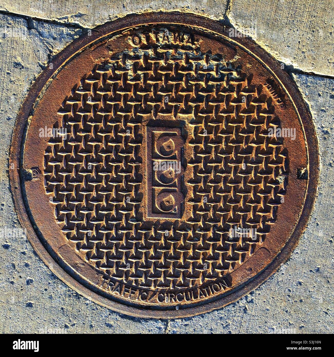 Manhole coprire lettura OTTAWA CIRCOLAZIONE DEL TRAFFICO e che rappresenta il semaforo simbolico, 2021 Foto Stock