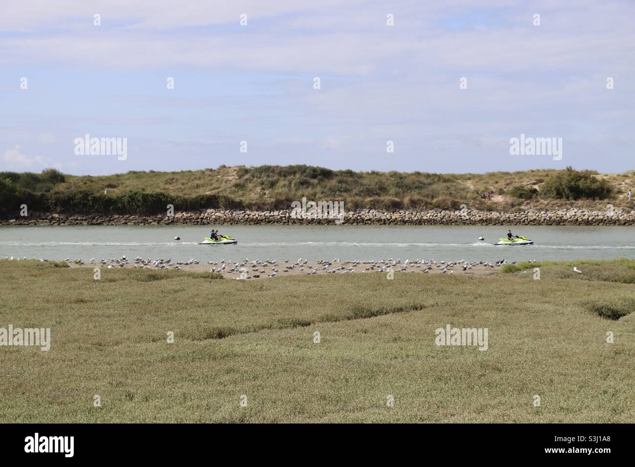 Persone jet ski sulle immersioni in Dives-sur-Mer, Normandia, dipartimento francese di Calvados - Immagine stock catturata con smartphone