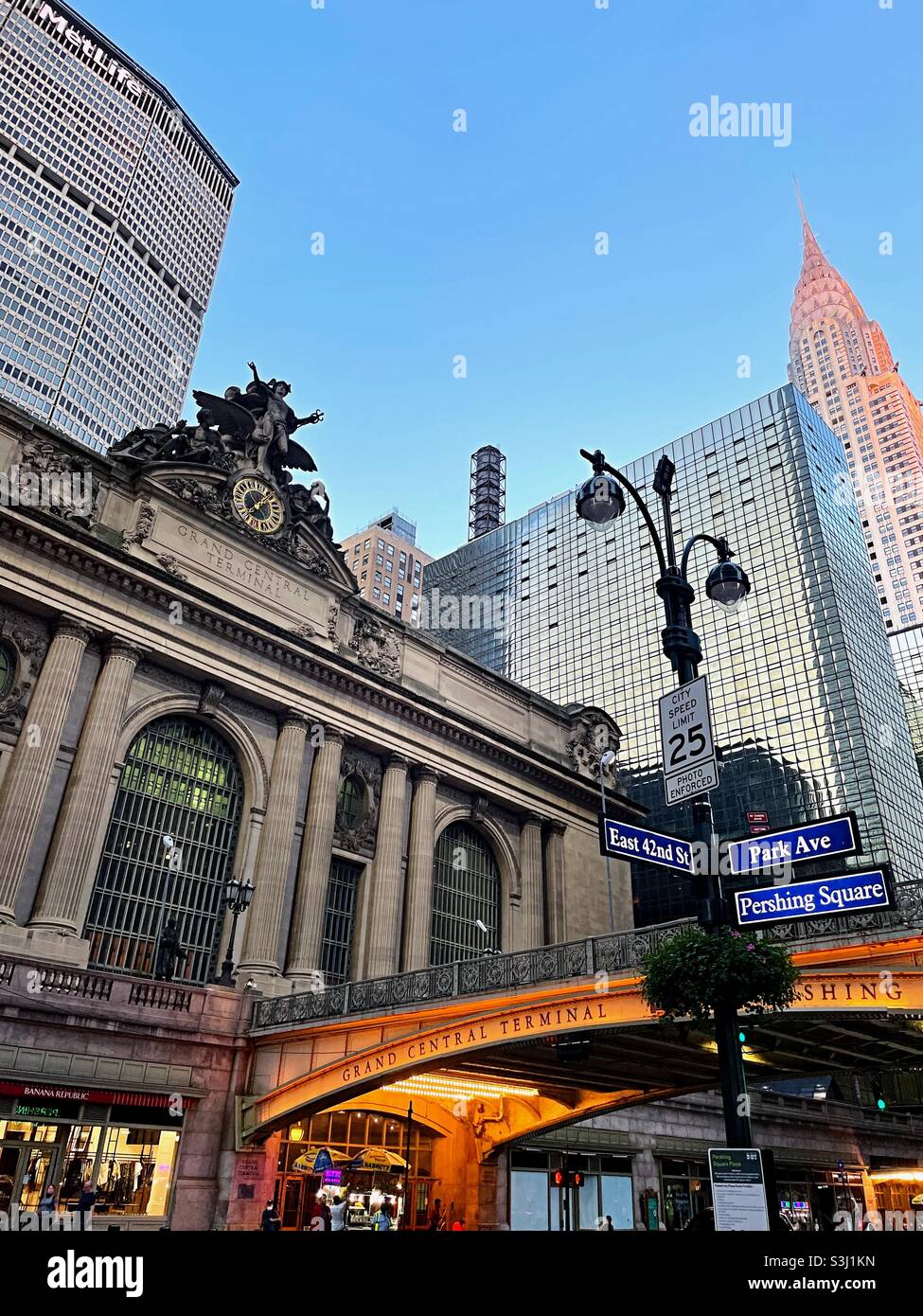 Pershing Square si trova all'incrocio tra E. 42nd St. E Park Avenue di fronte al Grand Central Terminal, 2021, New York City, Stati Uniti Foto Stock