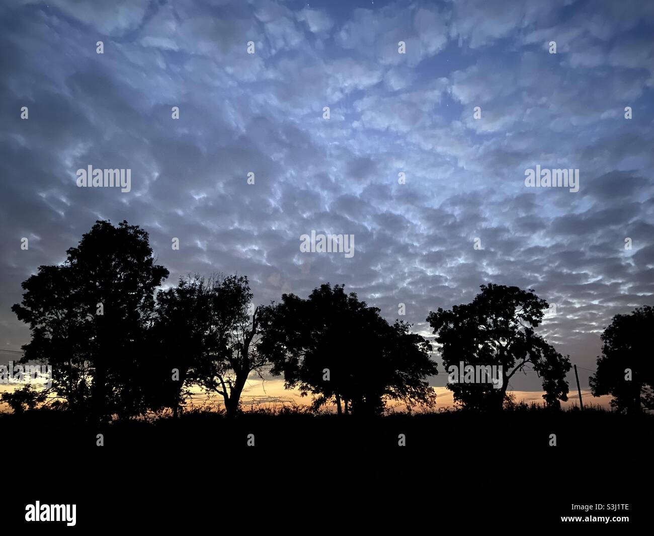 Cielo nuvoloso di notte Foto Stock
