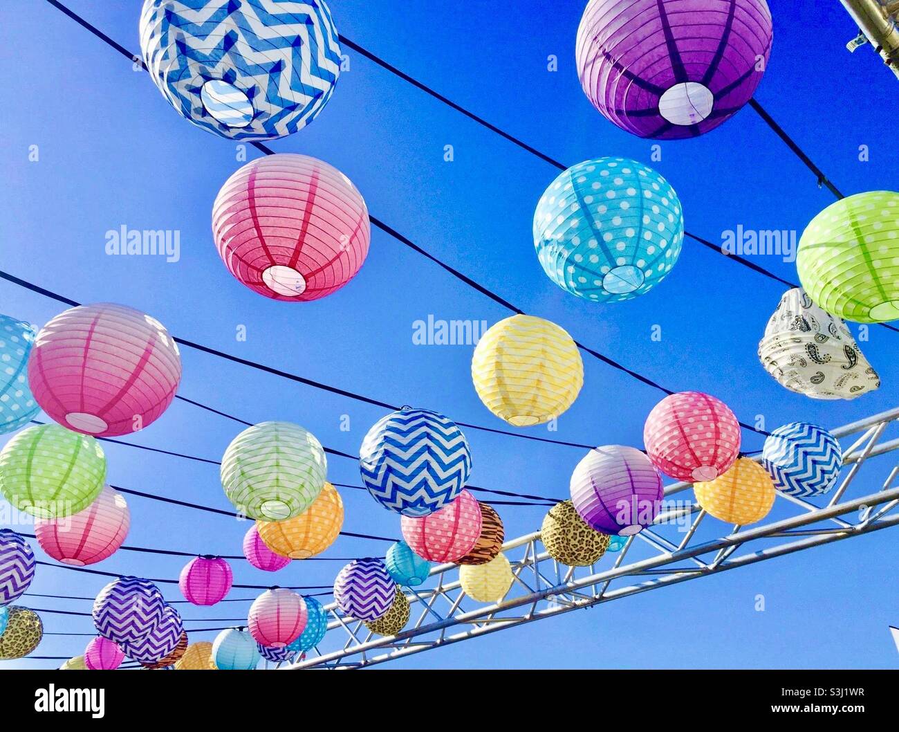 Lanterne di carta nel cielo Foto Stock