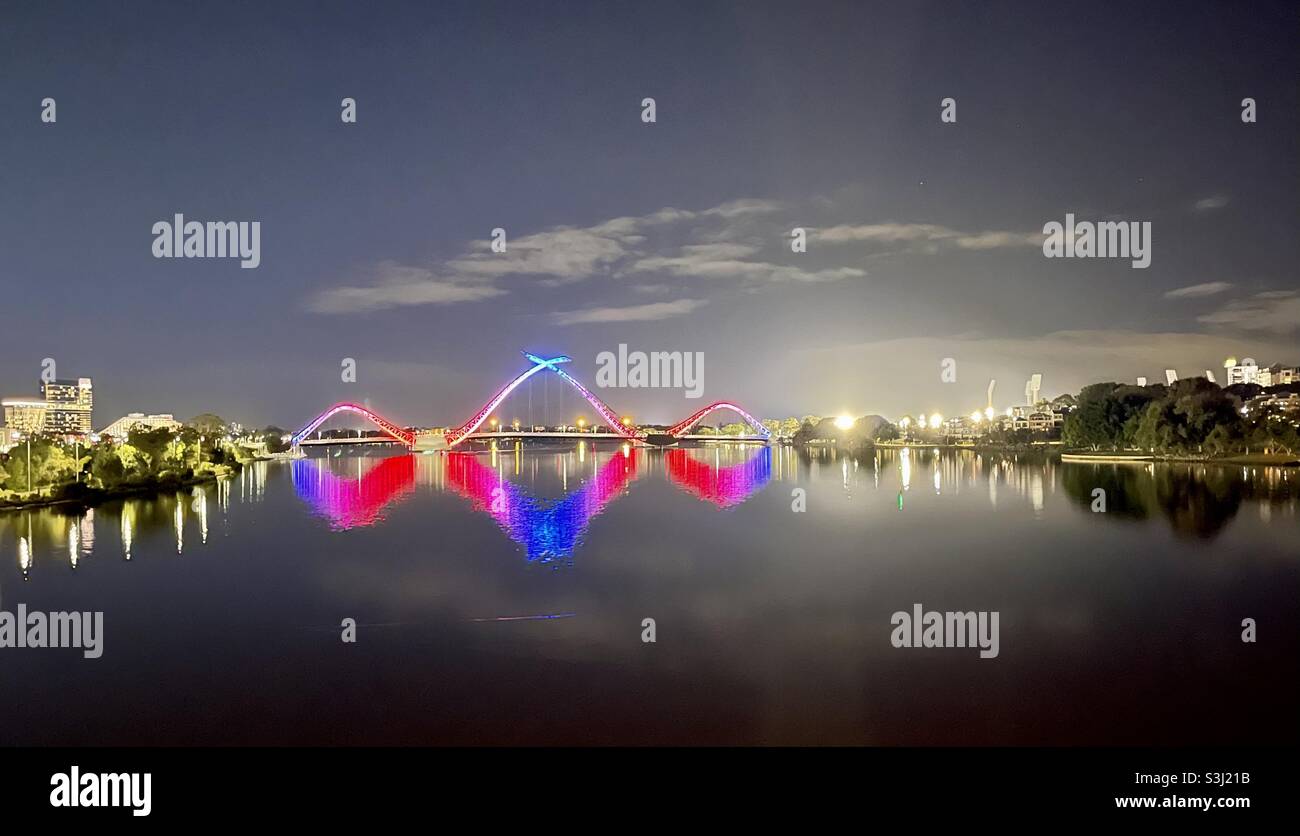 Il ponte Matagarup si è illuminato nei colori del Melbourne Football Club in occasione della vittoria della finale preliminare AFL 2021 a Perth in Australia Occidentale Foto Stock