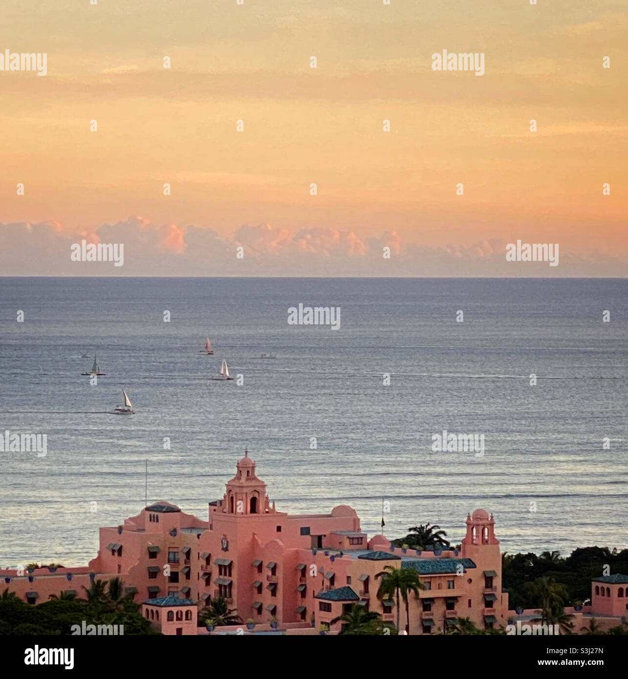 Vista dell'hotel Royal Hawaiian a Waikiki, Hawaii al tramonto Foto Stock