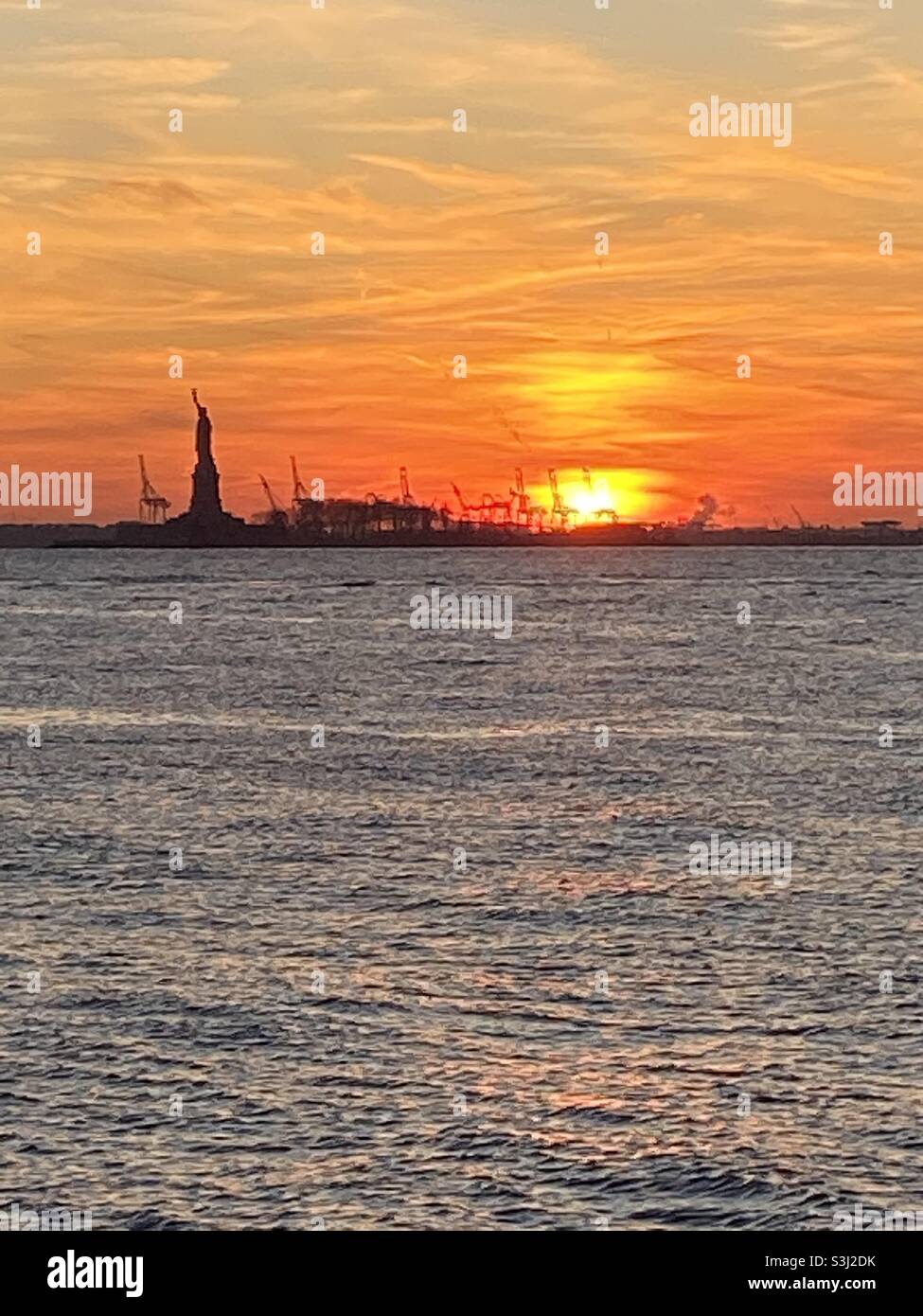 Tramonto a New York sulla Statua della libertà e riflessione sull'acqua. Preso 2019 dicembre Foto Stock