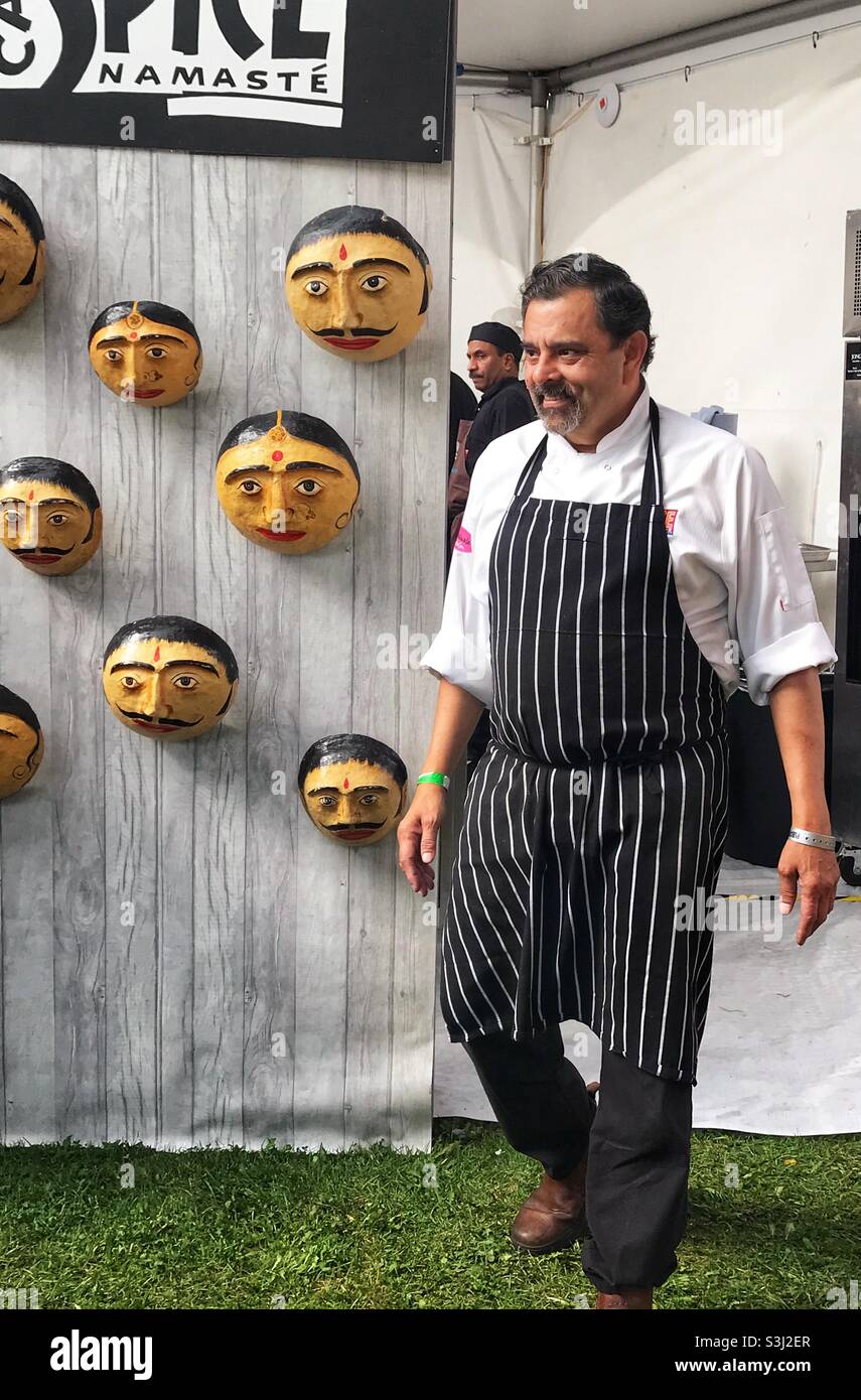 Cyrus Todiwala Chef Celebrity al Pub nel Parco St.Albans - Immagine stock catturata con smartphone