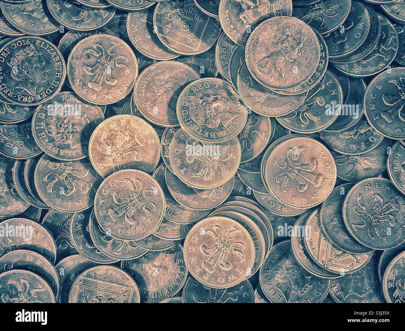 Colori interessanti in un mucchio di monete inglesi da 2 pence. Un'immagine sovratesta che ricorda una galleria di divertimenti dove vengono giocate le slot machine. Photo Credit - ©️ COLIN HOSKINS. - Immagine stock catturata con smartphone