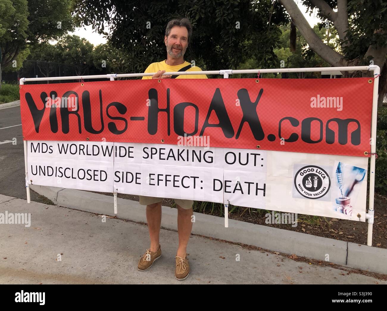 Orange County, USA. 29 agosto 2021. Un protester anti-vaccino fuori dalla porta principale di Disneyland in ritardo nella giornata. In tutto il paese si sono verificate altre proteste contro i vaccini. - Immagine stock catturata con smartphone