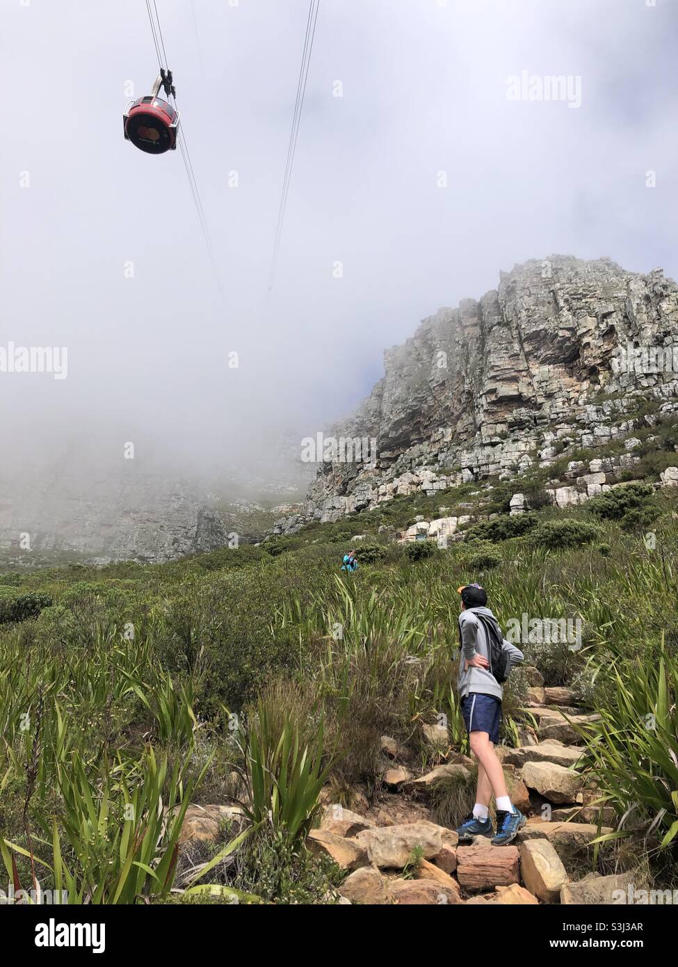 Table Mountain coperto di nebbia, con la funivia diretto verso l'alto Foto Stock