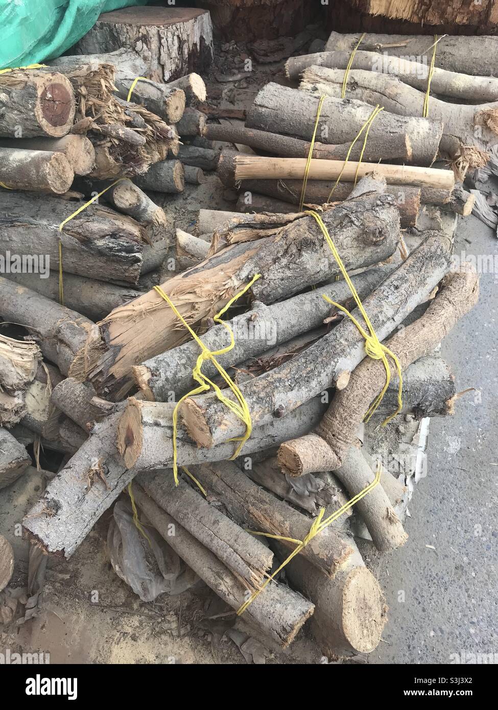 Fuoco legno tagliato e legato in un mazzo per la vendita - Immagine stock catturata con smartphone