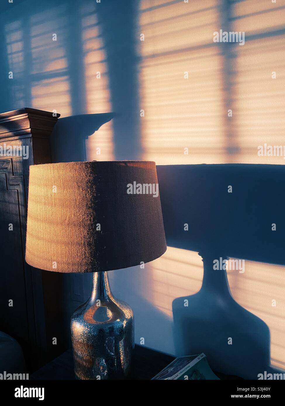 Ombre di fine giornata sulla parete della camera da letto Foto Stock