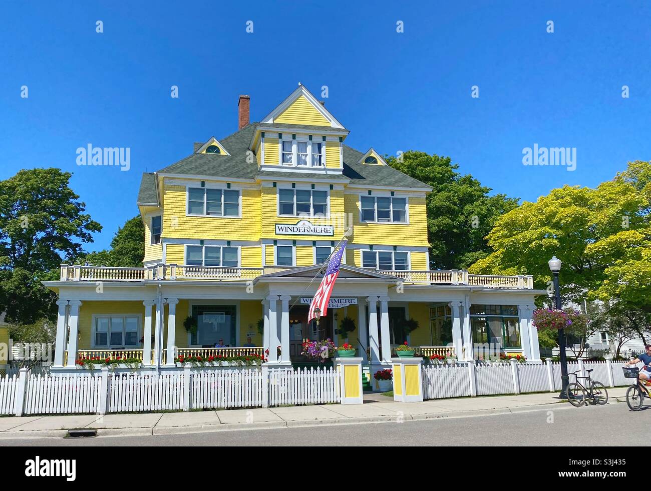 Cute casa gialla nell'isola di Mackinac Foto Stock