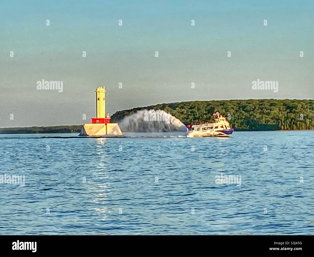 Traghetto passeggeri che fa una coda di gallo sull'isola di Mackinac Foto Stock