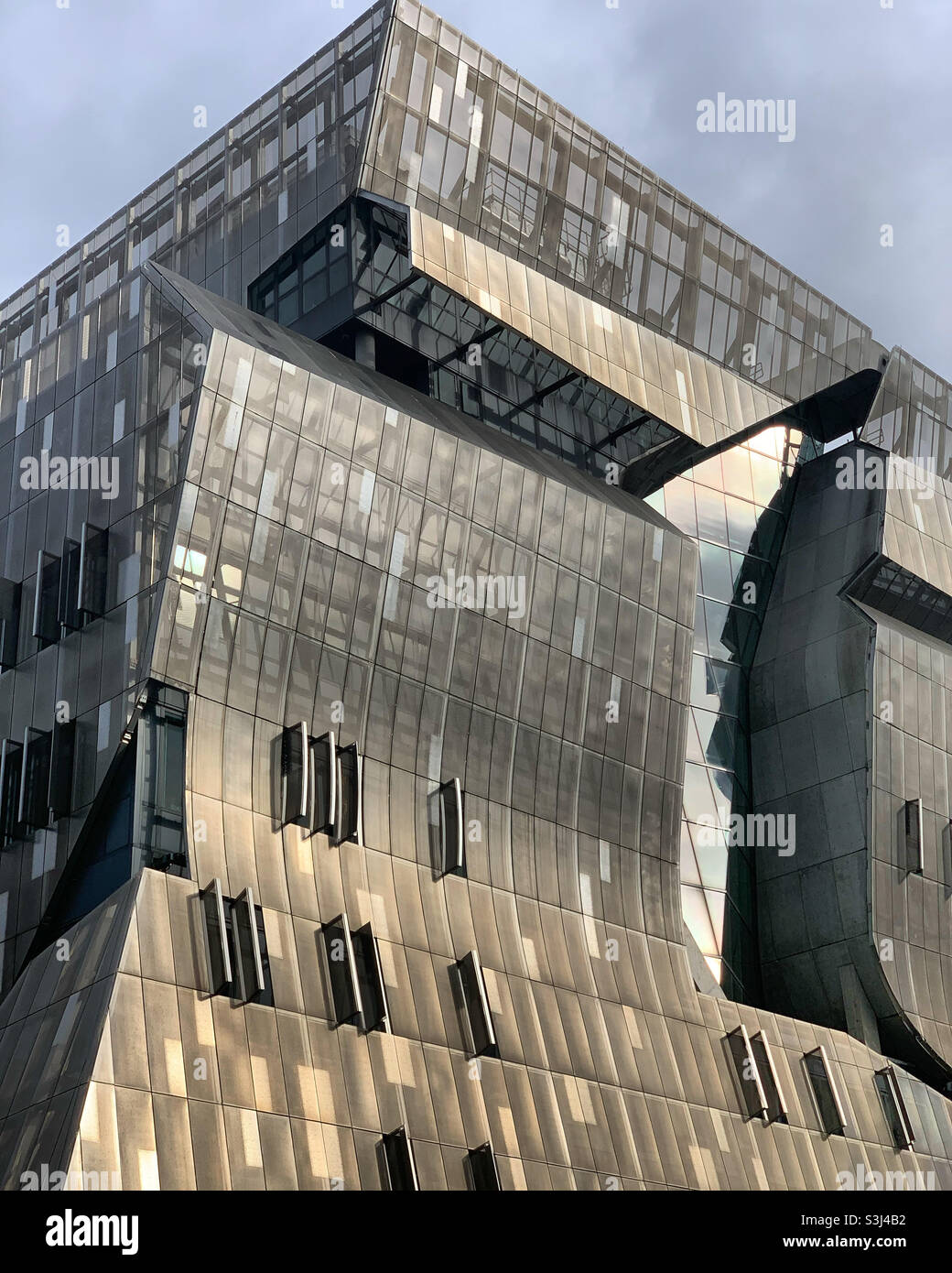 Detail, 41 Cooper Square, progettato da Thom Mayne di Morphosis e completato nel 2009, Cooper Union, East Village, Manhattan, New York, New York, Stati Uniti Foto Stock