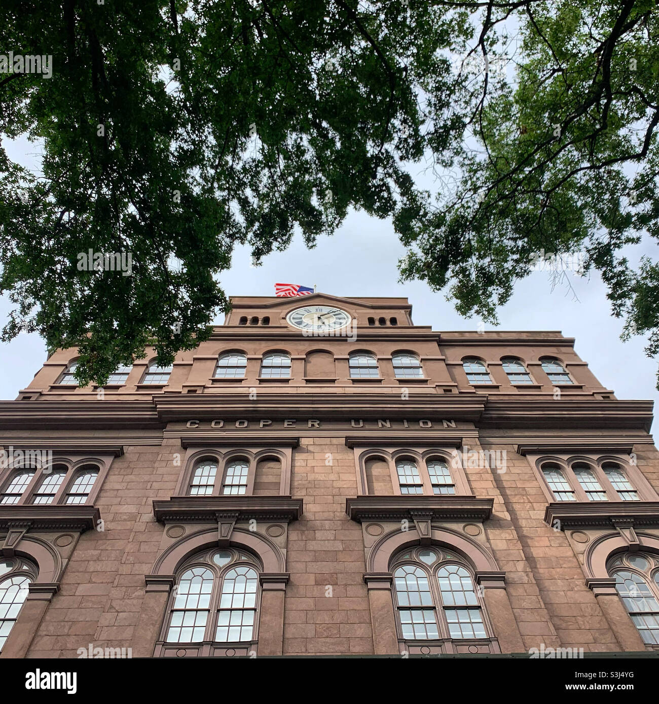 Agosto 2021, Foundation Building, Cooper Union for the Advancement of Science and Art, East Village, Manhattan, New York, New York, Stati Uniti - Immagine stock catturata con smartphone