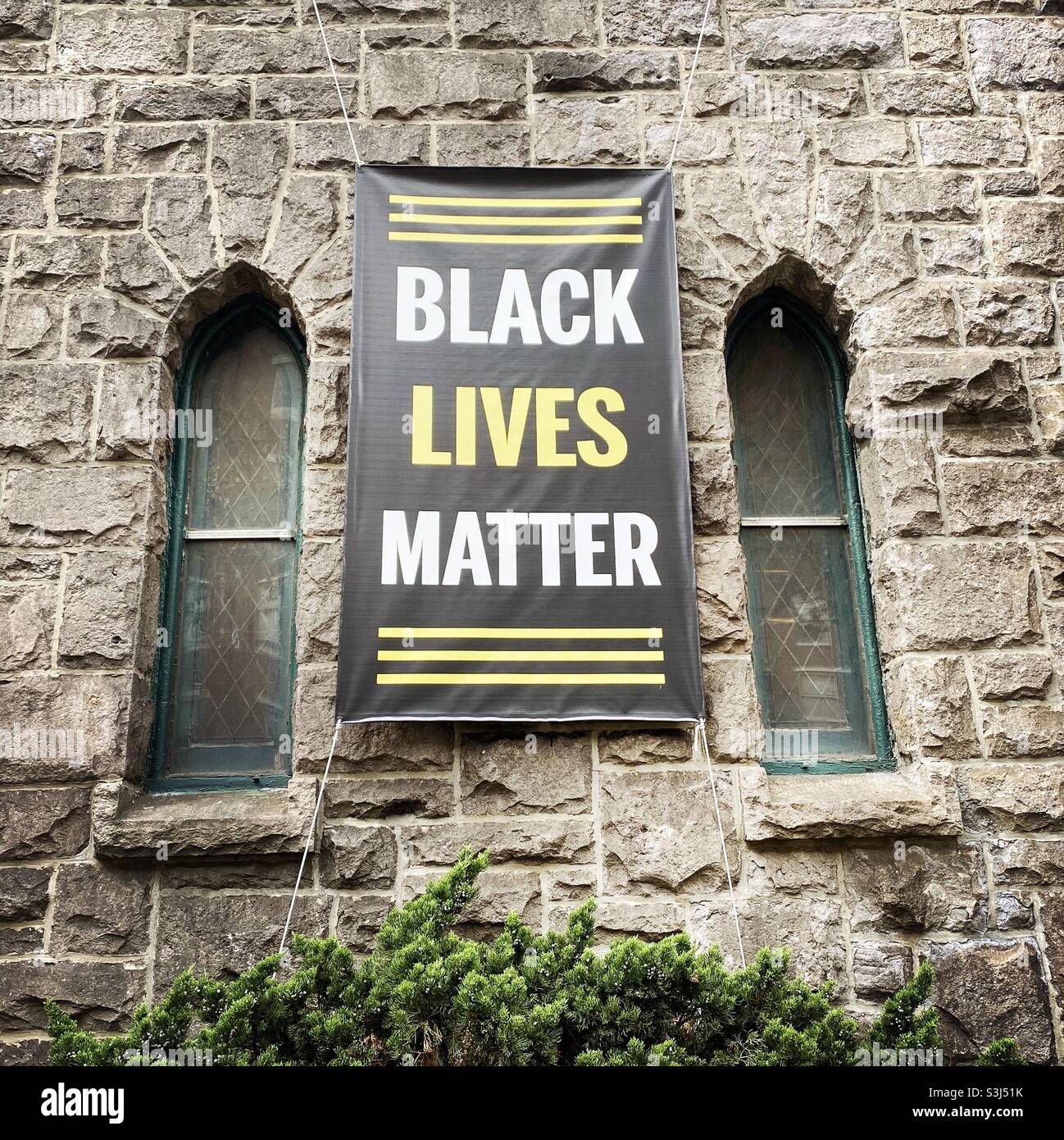 Black Lives materia banner sul lato di una chiesa Foto Stock