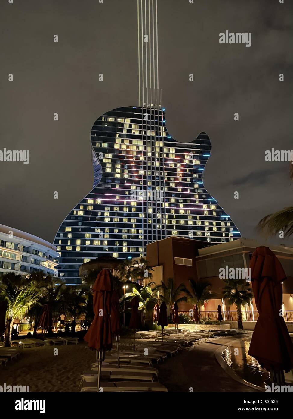 Hard Rock Guitar Hotel Hollywood Florida USA illuminato in più colori di notte Foto Stock