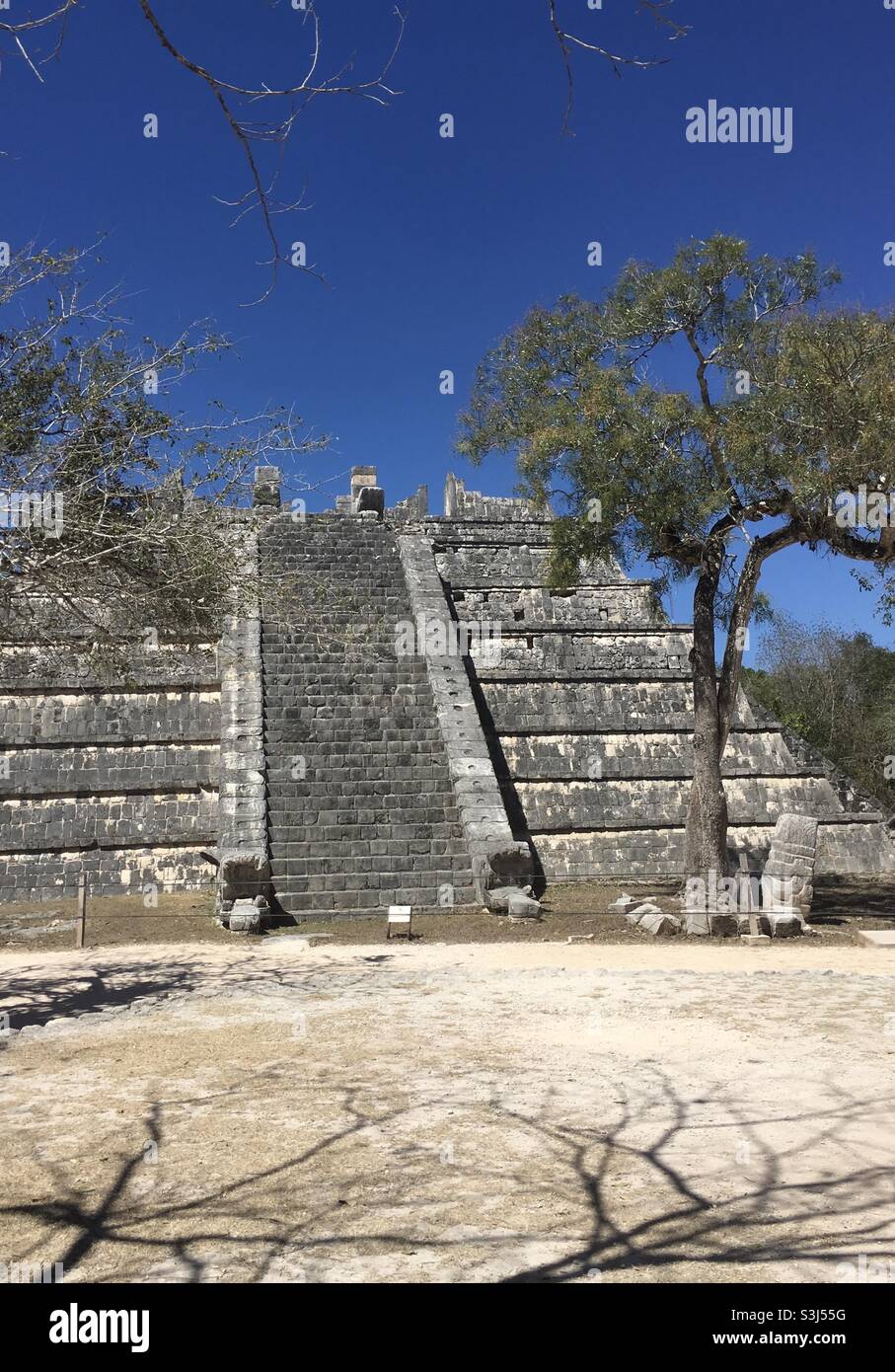 Mesoamericana maya civiltà passo piramide, Chichen Itza, Yucatan, Messico. Foto Stock