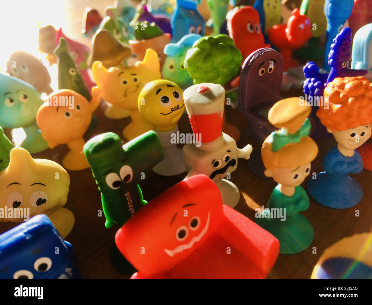 Colori Stikeez figure di gomma plastica prodotte da Lidl supermercato società - Immagine stock catturata con smartphone