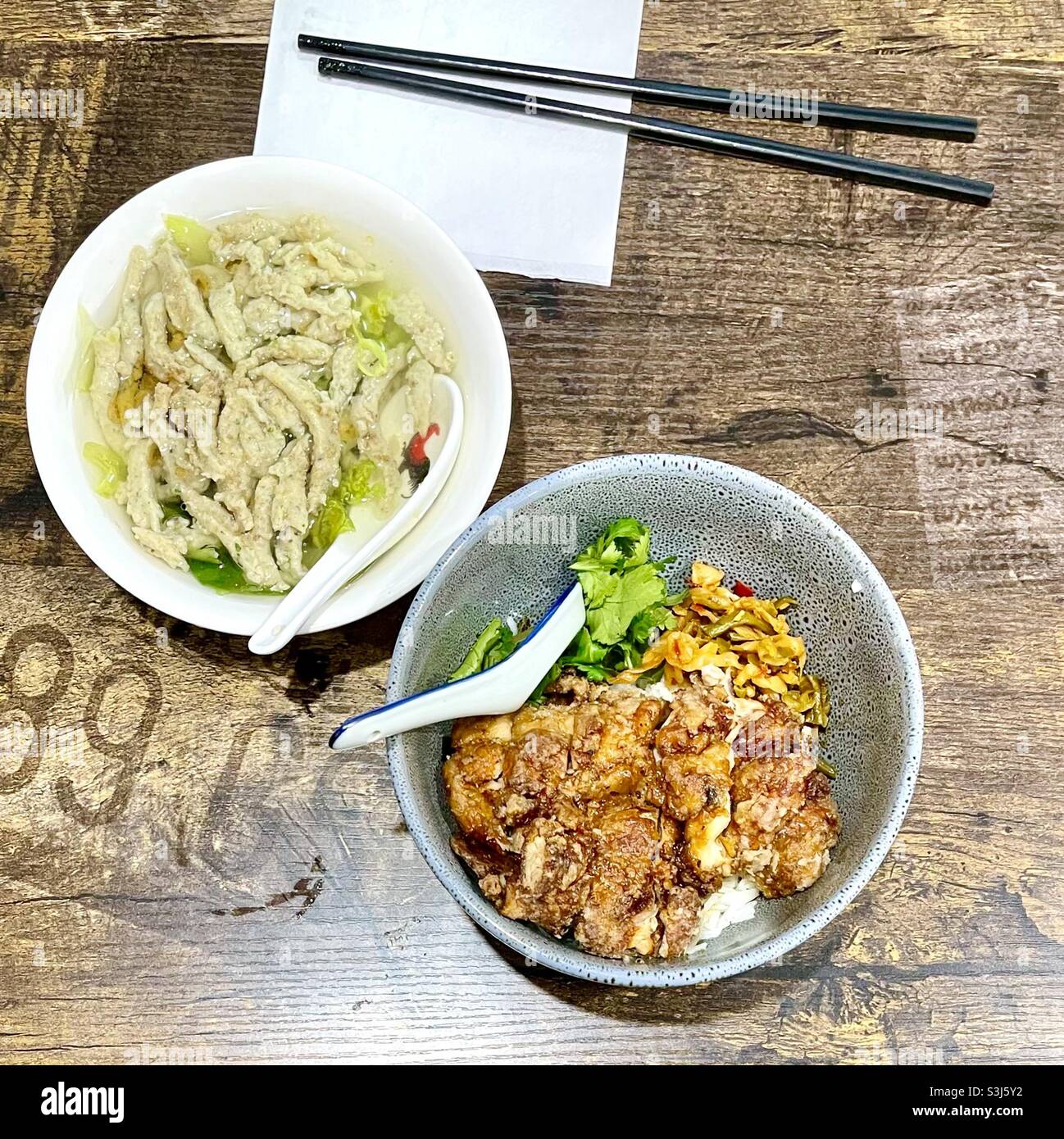 Ciotola di pollo fritto e riso, zuppa di pesce palla, autentico cibo di strada di Hong Kong Foto Stock
