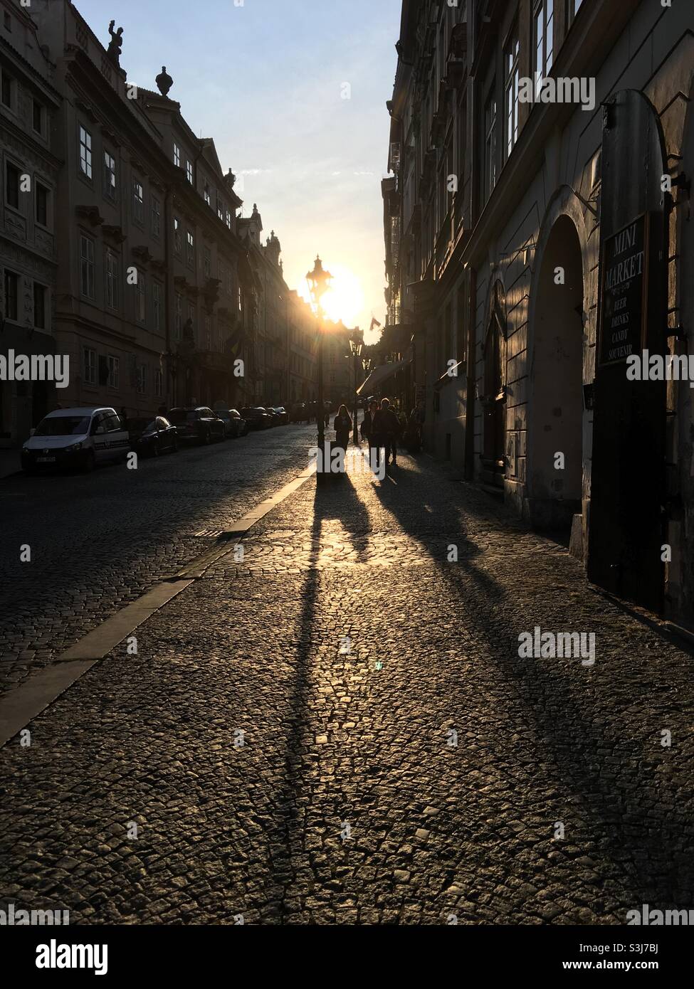 Tramonto panoramico nelle strade storiche di Praga - Immagine stock catturata con smartphone