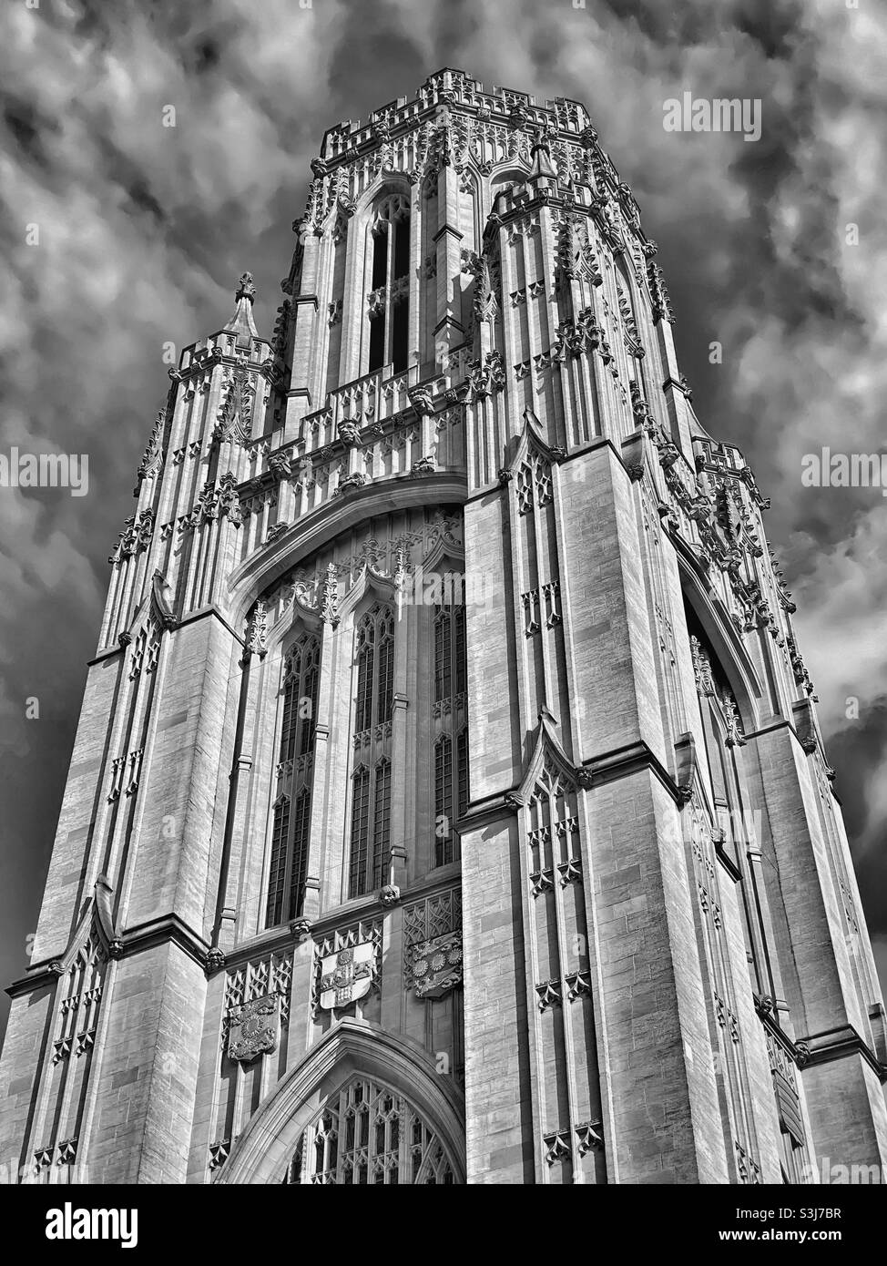 Una vista monocromatica della Wills Memorial Tower in cima a Park Street a Bristol, Inghilterra. Questa iconica torre neo-gotica è stata progettata da Sir George Oatley ed è un monumento a Henry Overton Wills III Foto Stock