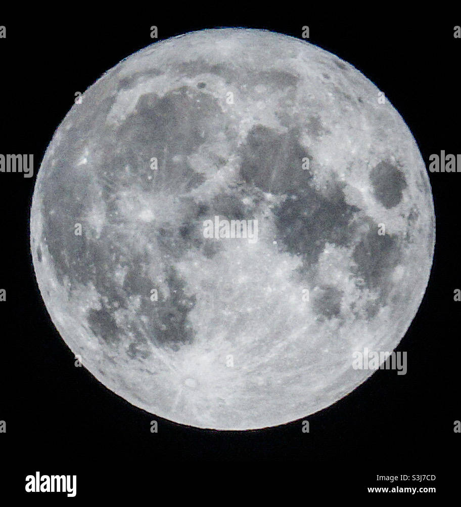 La luna piena il 20 settembre 2021 come visto da Glasgow, Scozia. La luna piena di settembre è nota come Harvest Moon o Corn Moon Foto Stock
