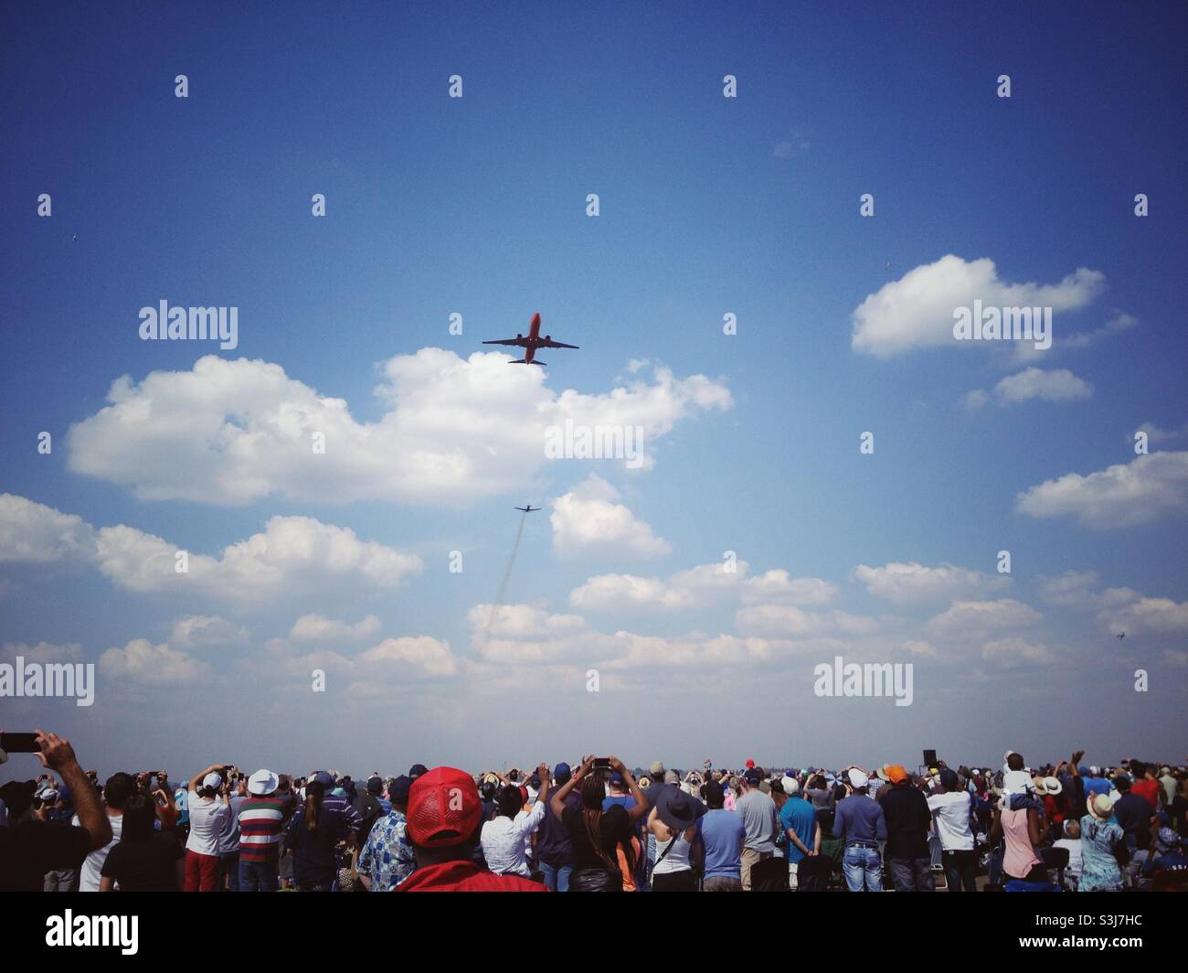 Un aereo che sorvola la folla di spettatori in un'esposizione aerea in Sudafrica Foto Stock