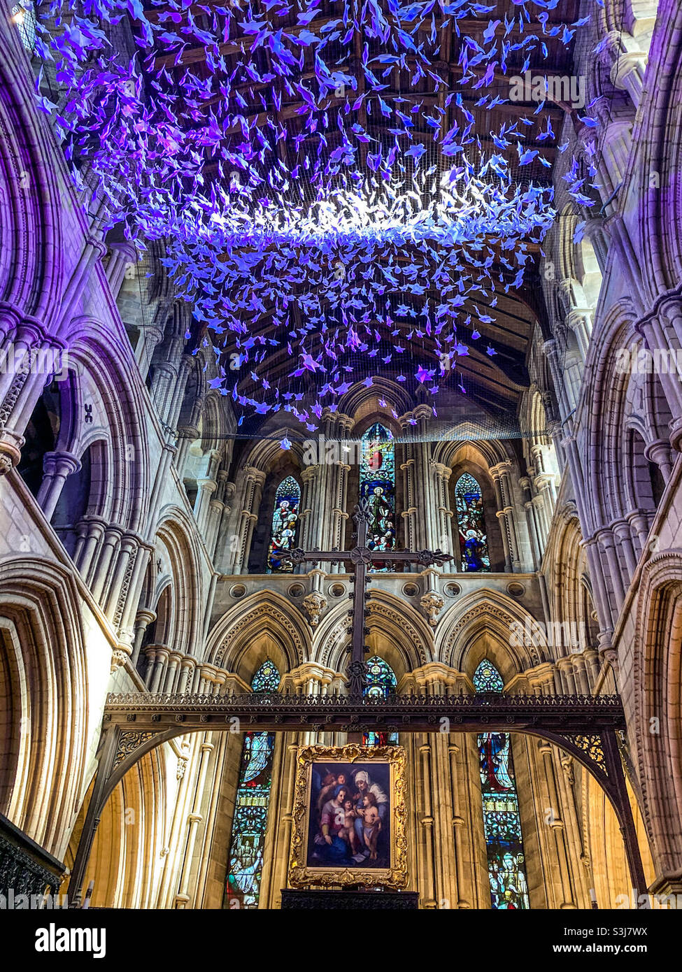 L’installazione “on Angel Wings” presso l’Abbazia di Hexham nel Northumberland. Gli angeli Origami recanti dediche ai defunti sono sospesi al soffitto dell'Abbazia. - Immagine stock catturata con smartphone