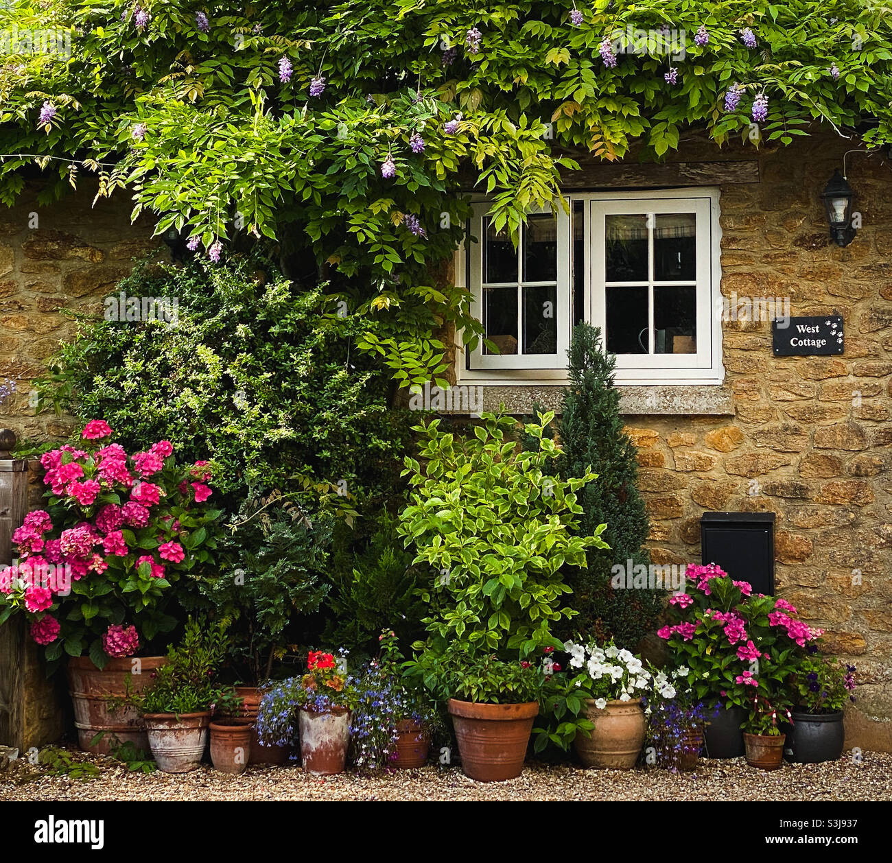 Cottage paese scatola di cioccolato in Somerset - Immagine stock catturata con smartphone
