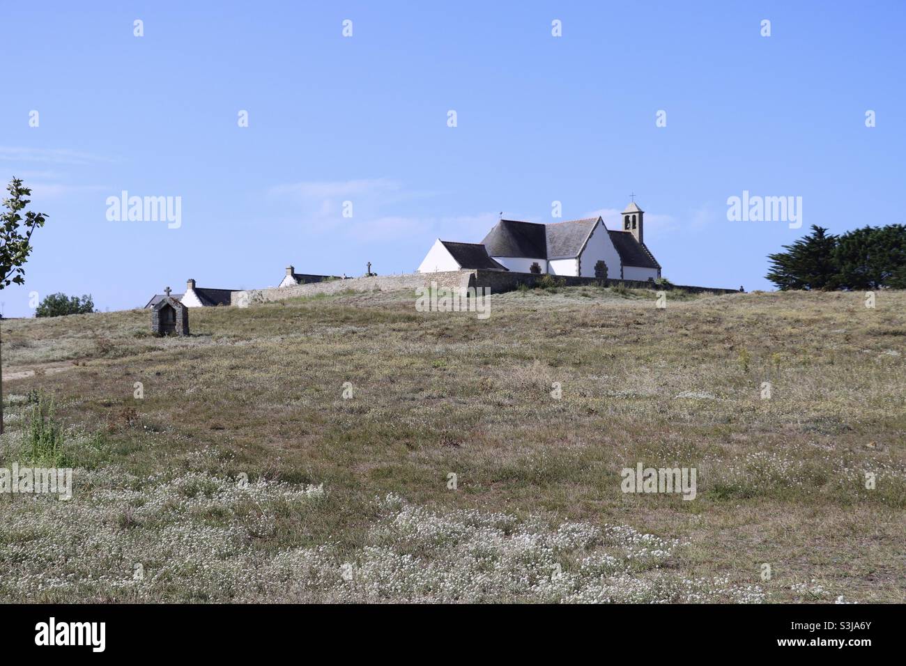 La chiesa di Hoedic isola sulla collina, Bretagna, Francia Foto Stock