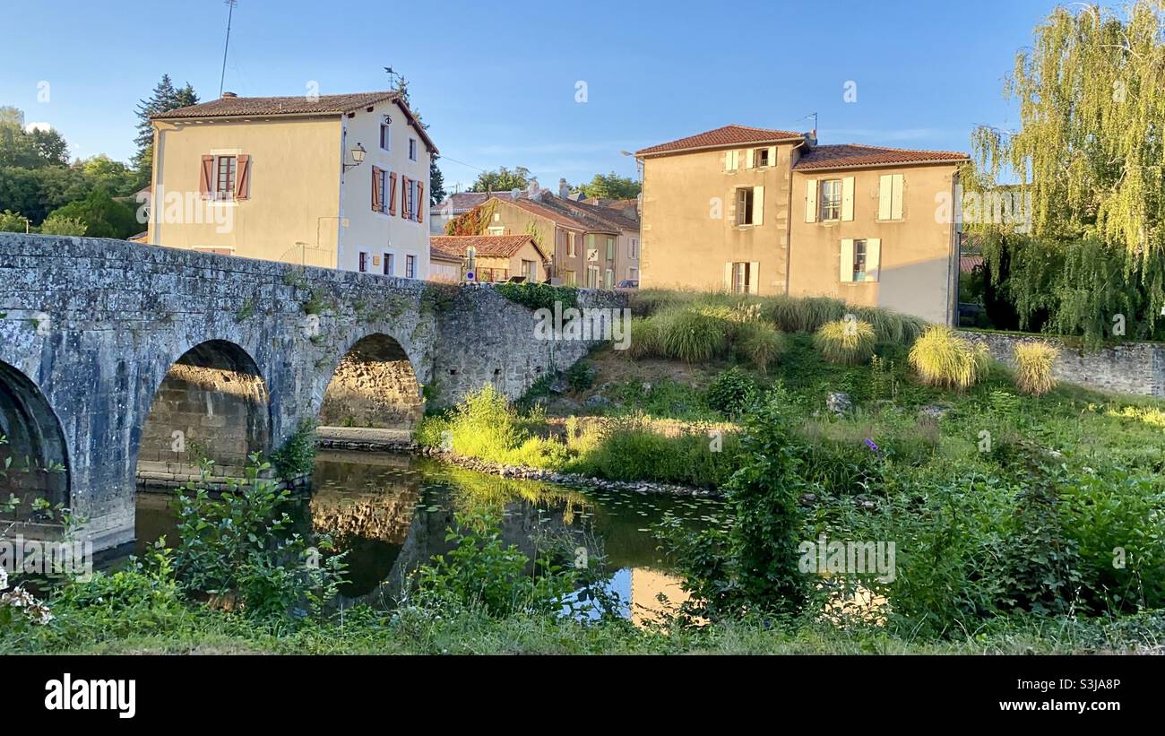 Lungo il fiume Thouet Parthenay Francia - Immagine stock catturata con smartphone