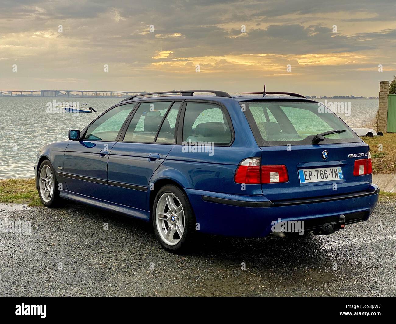 BMW E39 serie 5 sport da turismo - Immagine stock catturata con smartphone