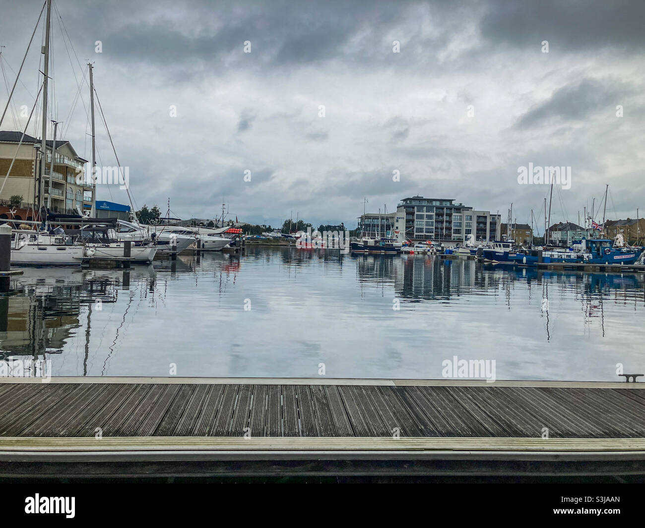 Sovereign Harbour Eastbourne poco prima della pioggia - Immagine stock catturata con smartphone