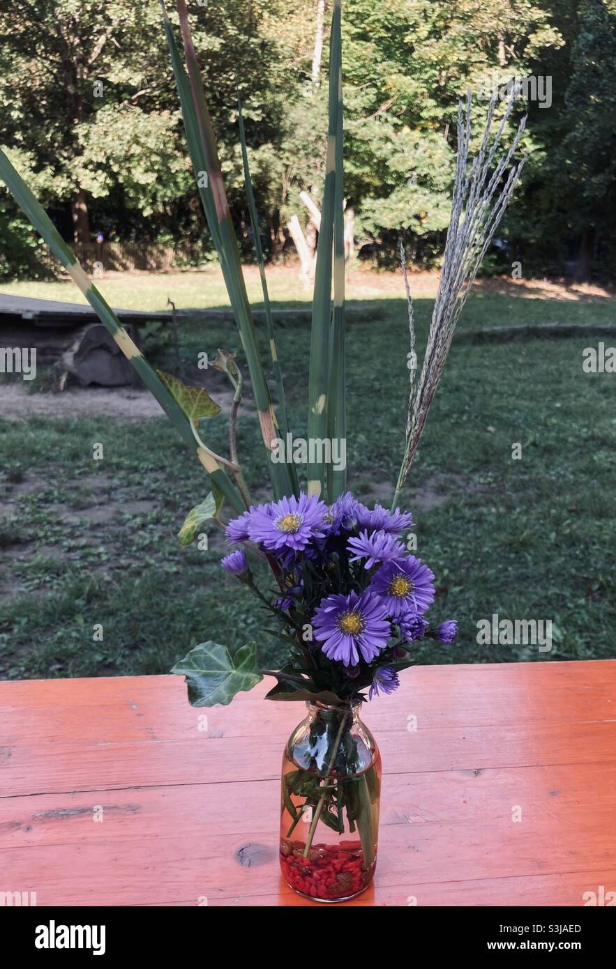 Bouquet di fiori in vaso nel giardino in Germania Foto Stock