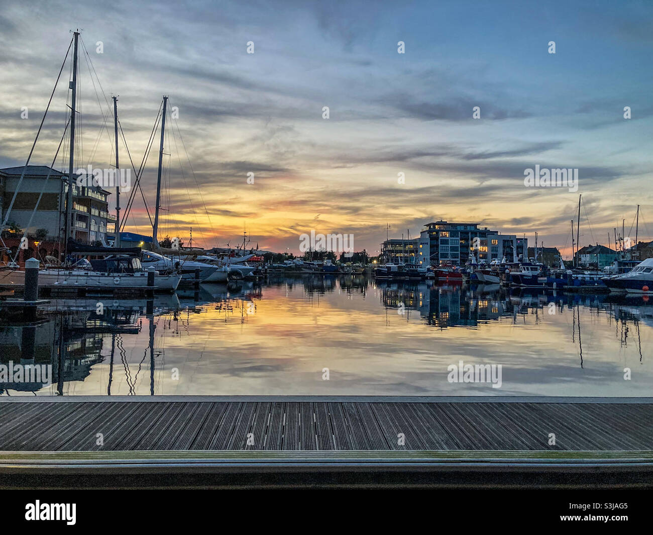Tramonto a Sovereign Harbour guardando verso lo Yacht Club - Immagine stock catturata con smartphone