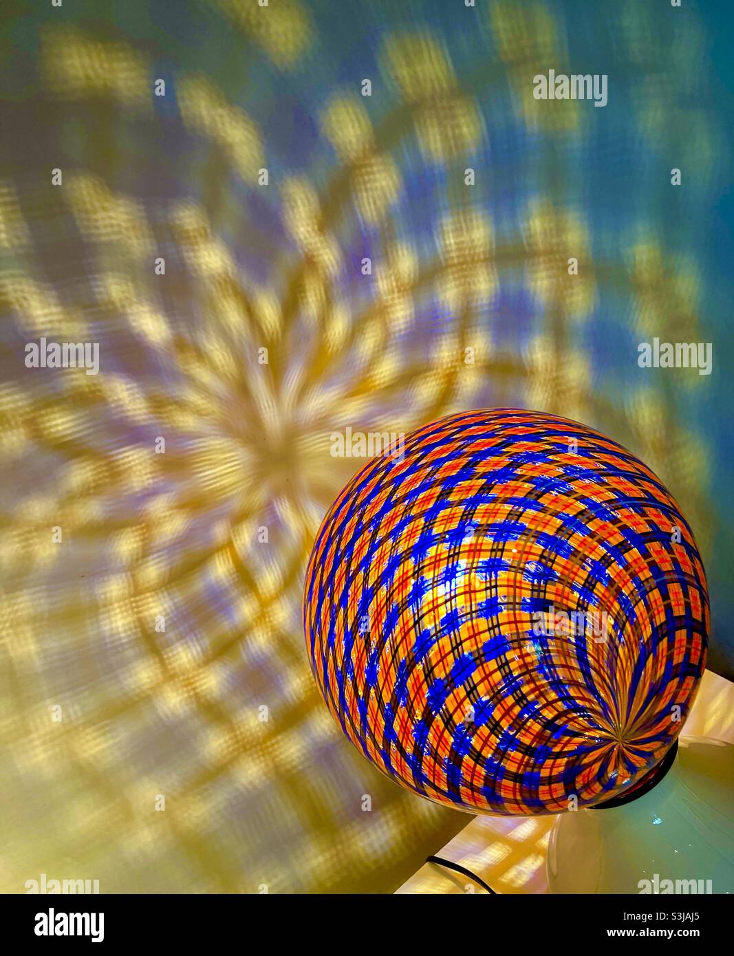 Vetro soffiato a mano con luce riflettente - Immagine stock catturata con smartphone