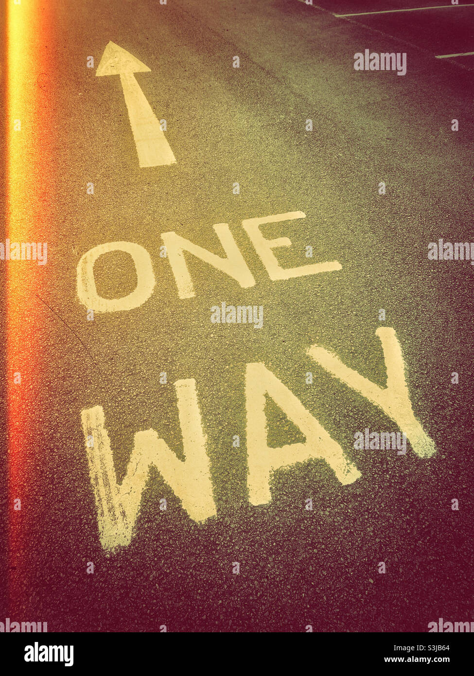 SENSO UNICO. Un'immagine effetto retrò con perdite di luce e appannamento. Accedi a un parcheggio per istruire gli autisti su come viaggiare. Foto ©️ COLIN HOSKINS. - Immagine stock catturata con smartphone