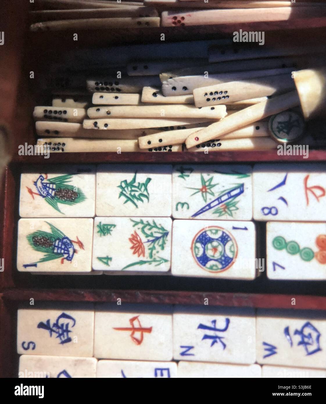 Vintage Mahjong set con piastrelle e bastoni Foto Stock