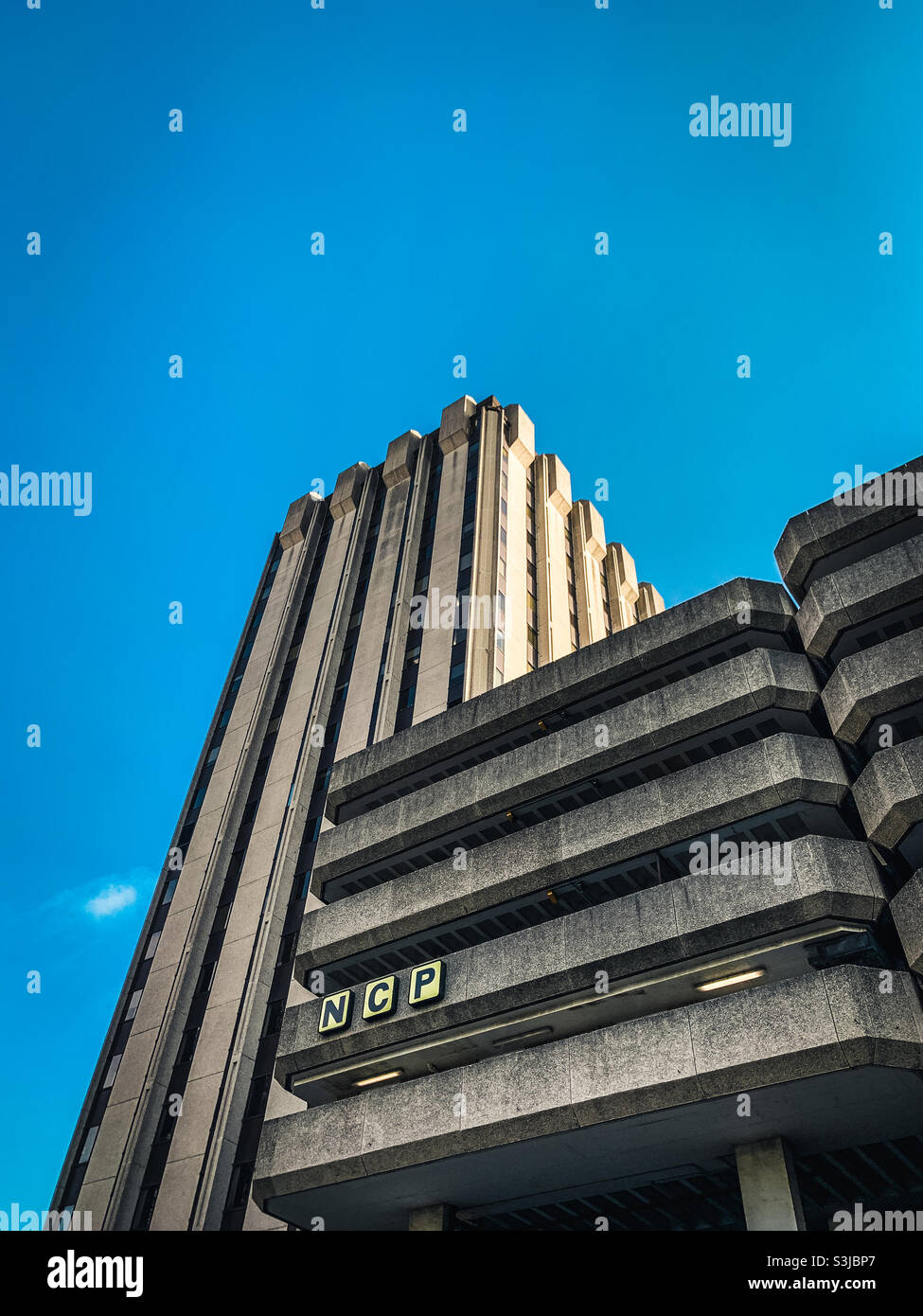 Parcheggio auto NCP Lowe Castle Street Bristol accanto al blocco di uffici della torre Cabot - Immagine stock catturata con smartphone