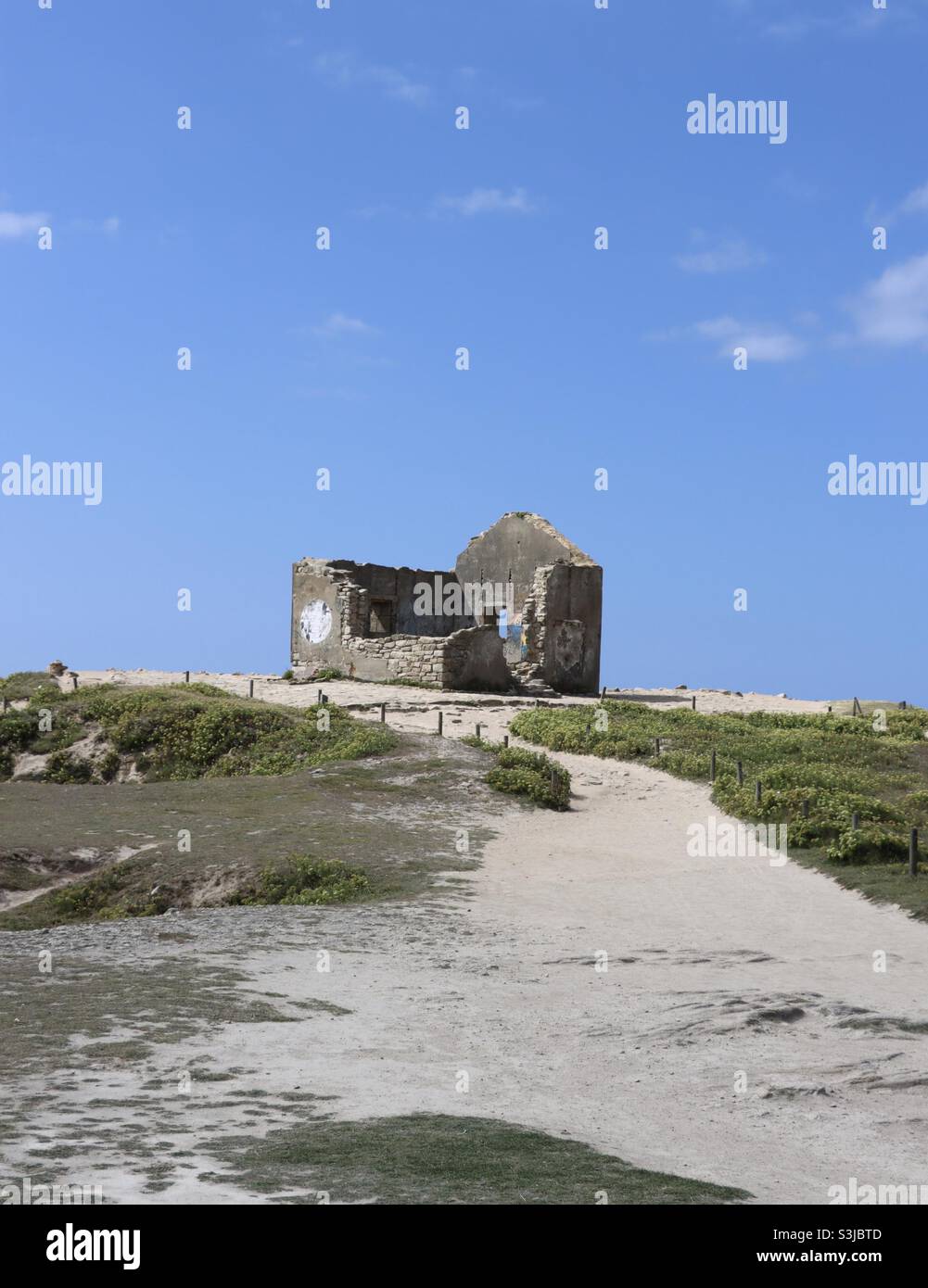 Rovine di una vecchia casa sulla collina della costa selvaggia di Quiberon in Bretagna, Morbihan, Francia Foto Stock